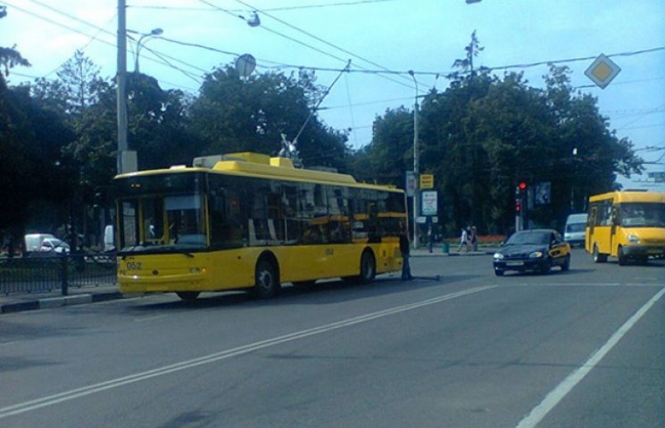Новенький тролейбус у Сумах "відкинув ро…