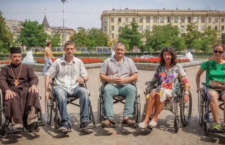 В центре Днепра здоровые люди в инвалидн…