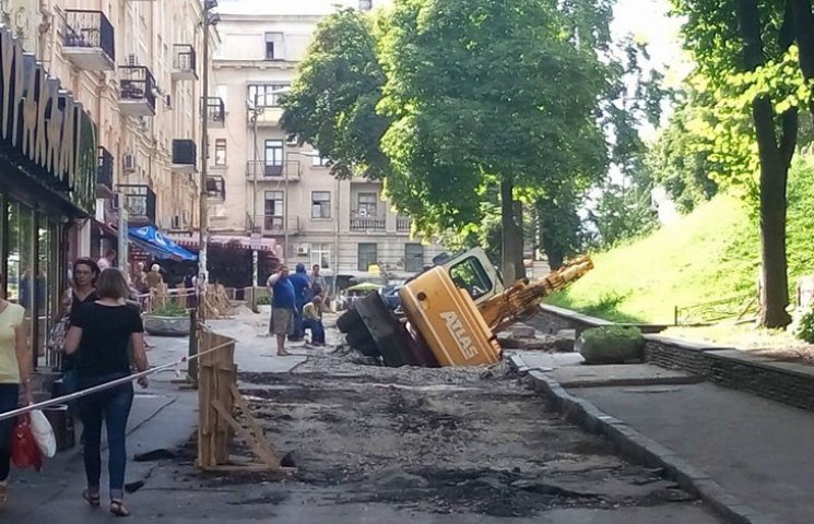 У центрі Києва під землю провалився екск…