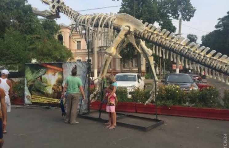 В центре Одессы "поселился" тиранозавр…