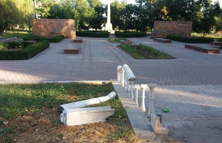 На Миколаївщині вандали зруйнували огоро…