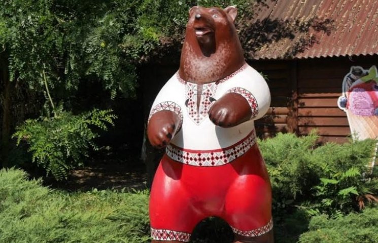 В Ужгороді ведмідь у вишиванці охороняти…