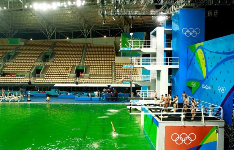 В Рио выяснили, почему вода в олимпийско…