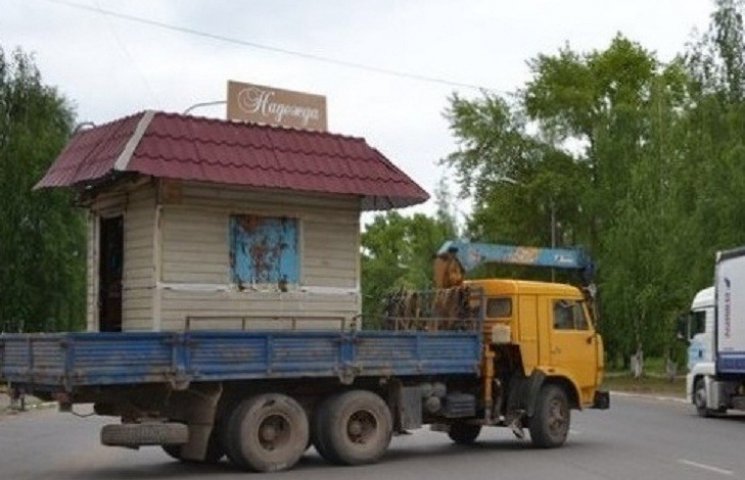 На России демонтировали киоск с продавщи…