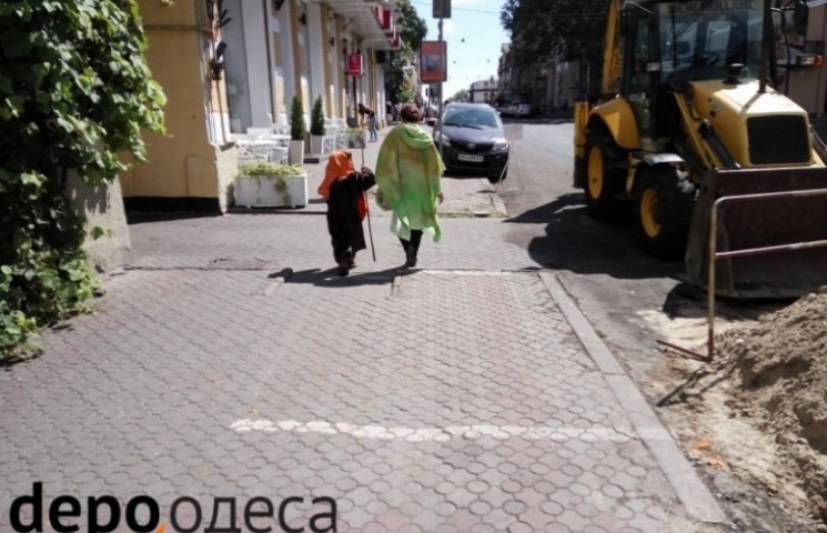 По центру Одессы разгуливают герои "Звез…