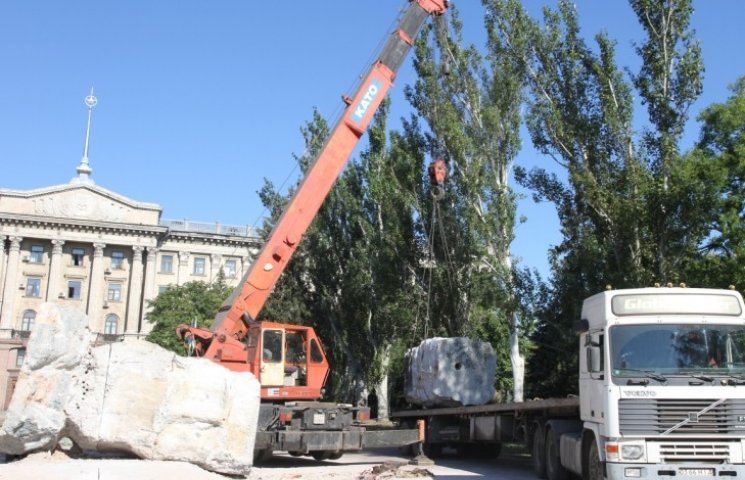 З головної площі Миколаєва почали вивози…