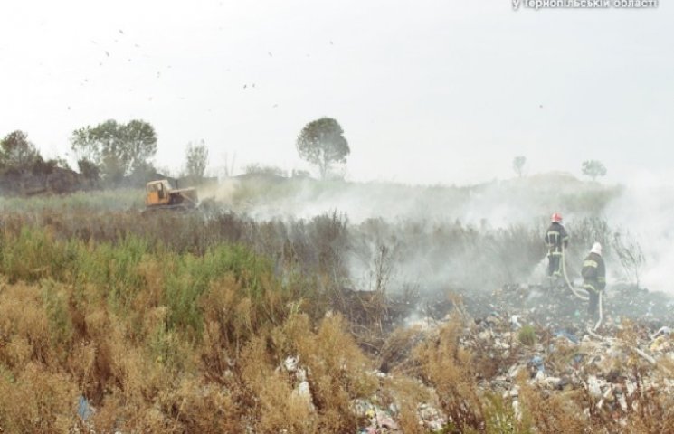 На Тернопільщині майже добу горить смітт…