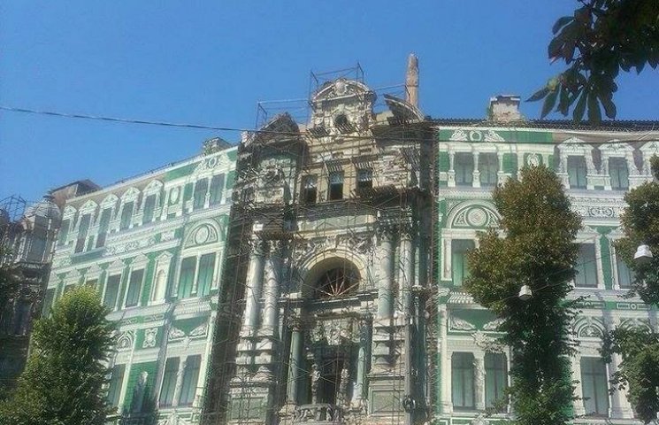 В Одесі будинок Русова закрили сіткою із…