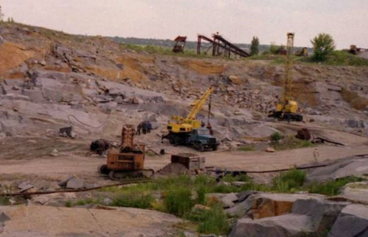 В селе под Киевом ночью работает нелегал…