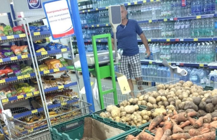 В николаевском супермаркете на головы лю…