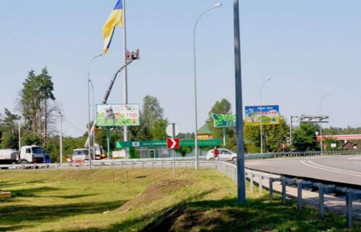 На Київщини встановили стелу з 10-метров…
