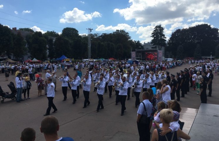 Хмельницьким крокує марш-парад оркестрів…