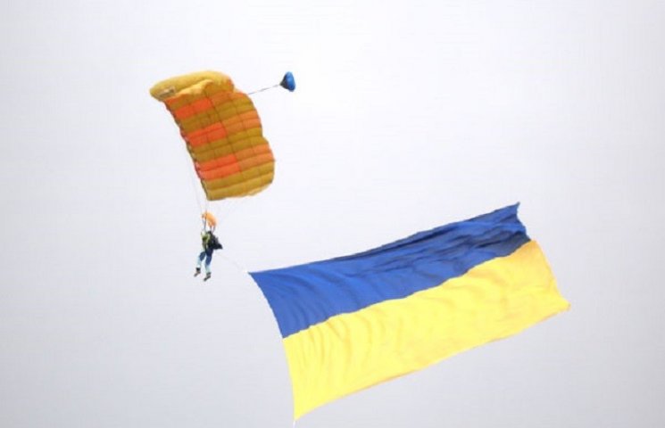 Под Днепром парашютисты развернули в неб…