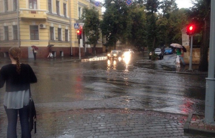 Короткочасна злива перетворила Харків на…