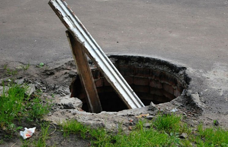 Мэр Славянска провалился в канализационн…