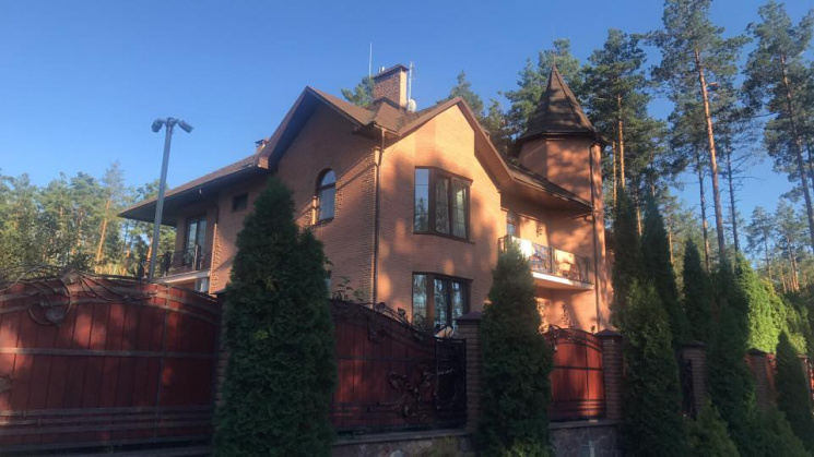 Над маєтком «шишки» з ГПУ розстріляли «антикорупційний» дрон