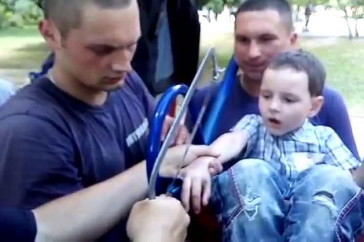 В Харькове спасатели освободили ребенка,…
