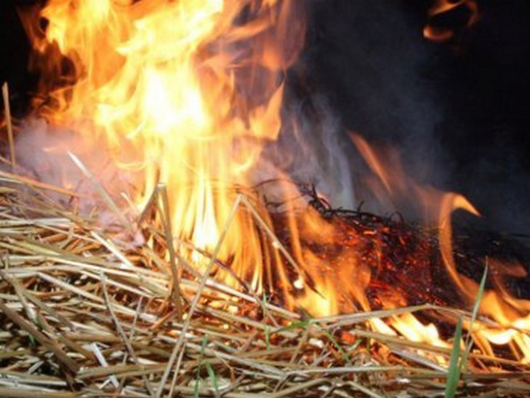 На Полтавщині палають тюки сіна…