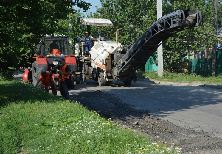 Комунальники завершують ремонт дороги на…