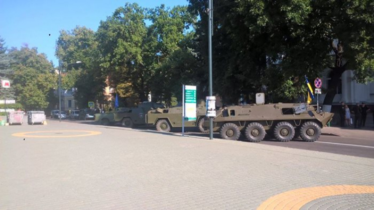 В центр Харькова съехалась бронетехника…