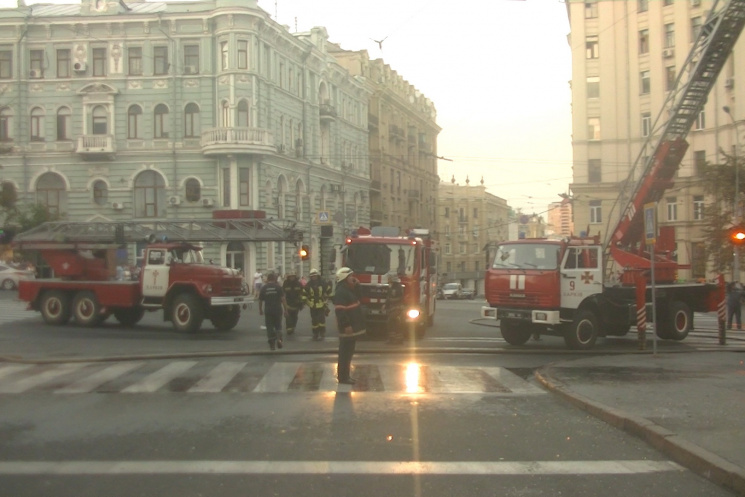 В центре Харькова из горящей многоэтажки…