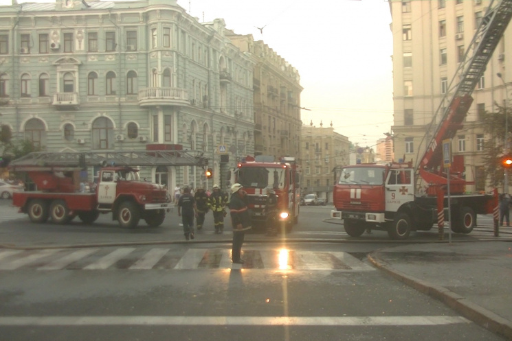 У центрі Харкова із палаючої багатоповер…