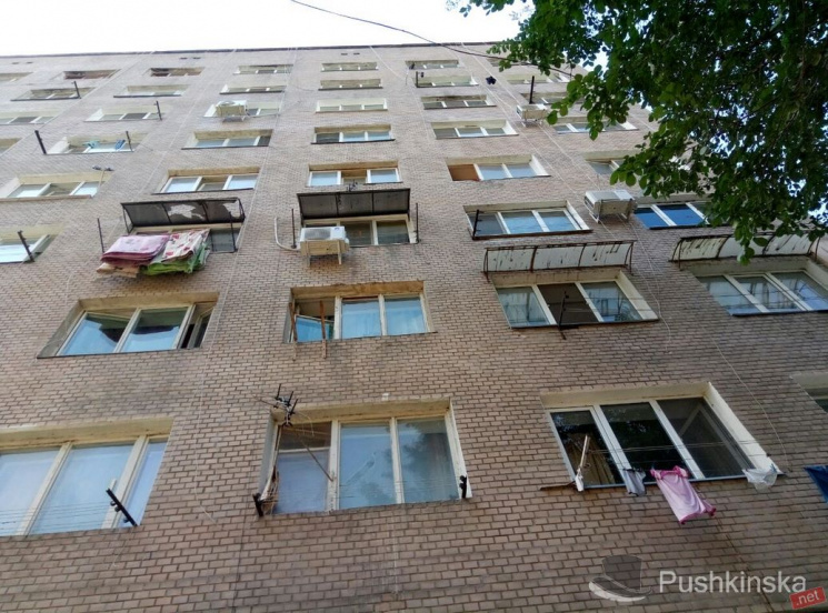 В Одессе из окна многоэтажки выпала пенс…