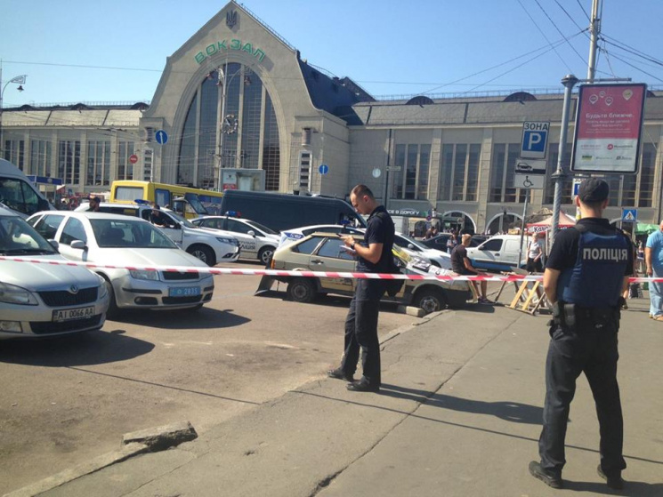 У Києві на вокзалі відкрили стрілянину,…