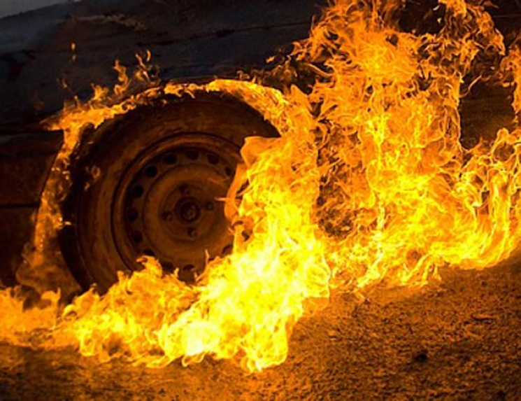 На Шепетівщині згоріло два авто…