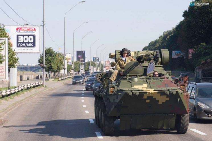 По Киеву проехала военная техника…