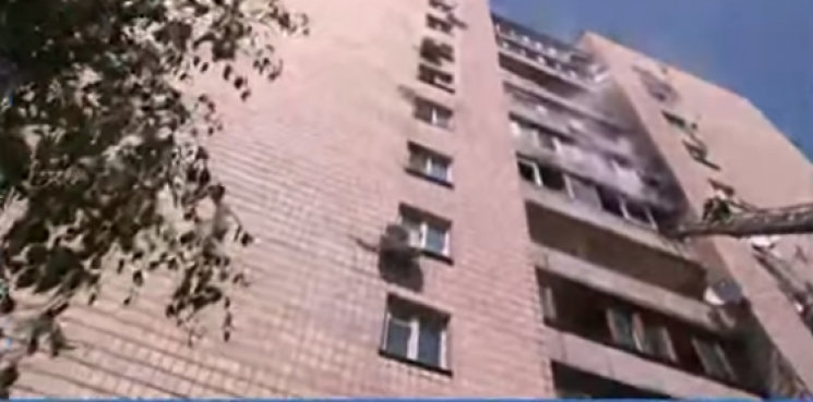 В Киеве пылает многоэтажка. Мужчина выбр…