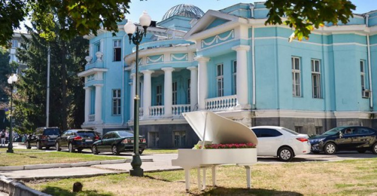 В Харькове появился цветочный рояль…