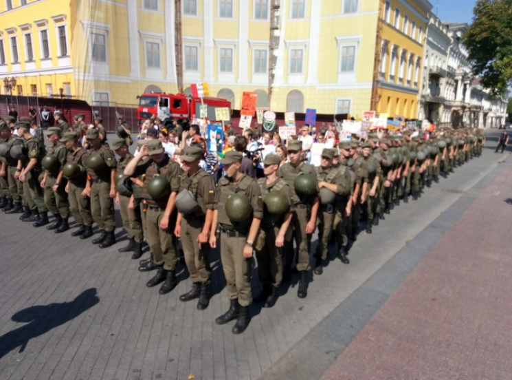 ЛГБТ-парад в Одесі пройшов у тісному ото…