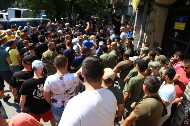 В центрі Одеси сваряться патріоти: Образ…