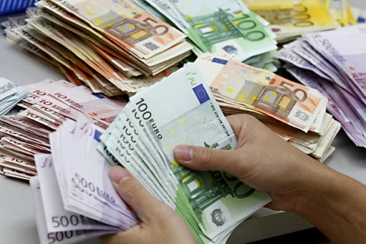 Слід за доларом: Євро в столичних обмінн…