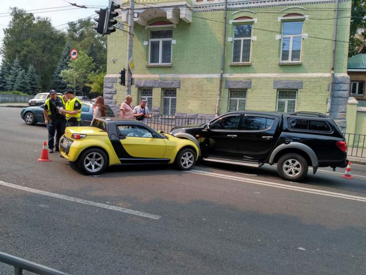 У центрі Дніпра дівчина на жовтій автівц…
