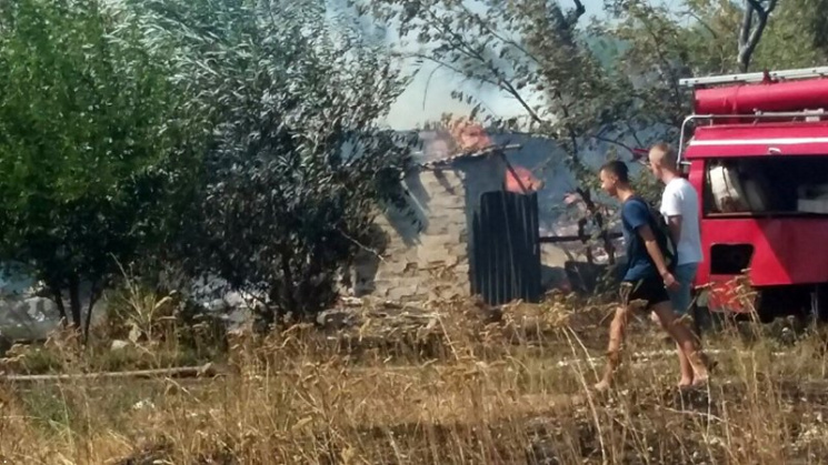 У "ДНР" вирує пожежа: Вогонь з поля пере…