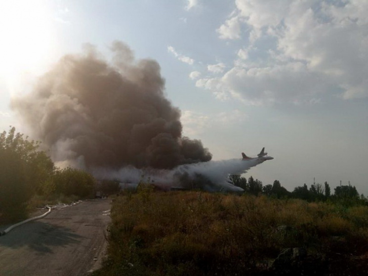 В Днипре пожар на заводе тушат с самолет…