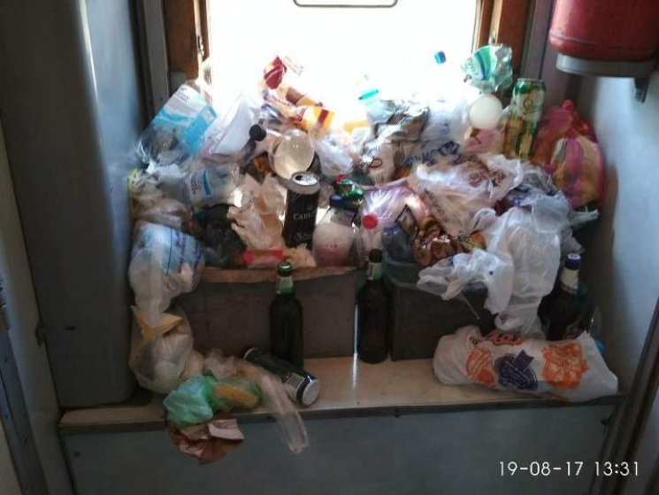 Пасажири скаржаться на "сміттєве" жахітт…