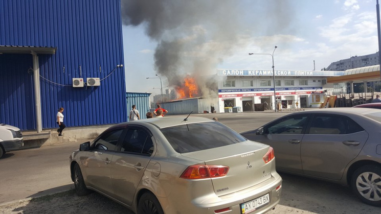 На Салтовке вспыхнуло здание возле "Кара…