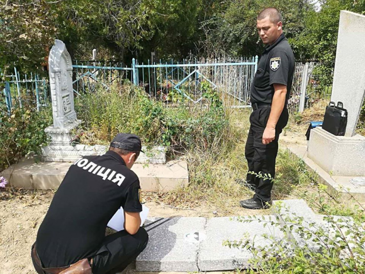 На кладовищі Одещини вандали розгромили…