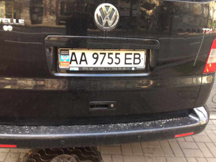 У Києві засікли автівку з наліпкою "ДНР"…