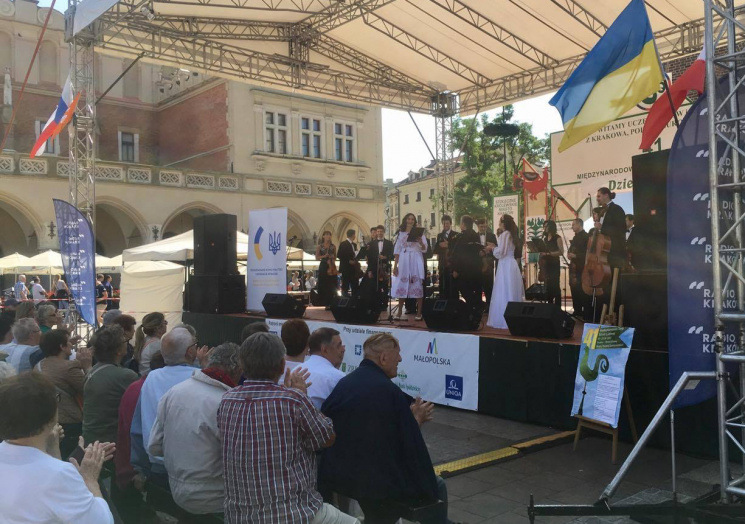 Украинцы в Кракове празднуют Независимос…