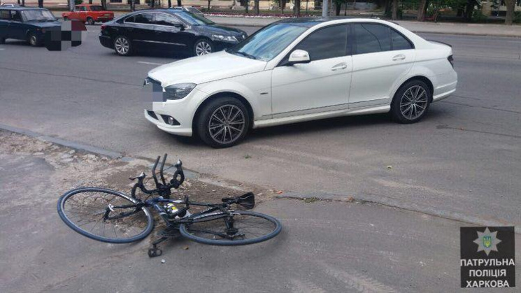 В Харькове элитная иномарка сбила велоси…