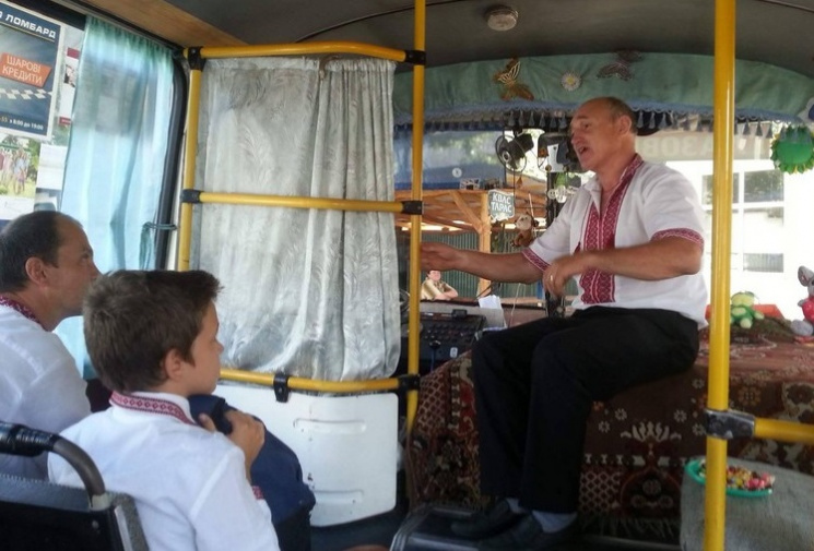 На Закарпатье водитель автобуса читает п…