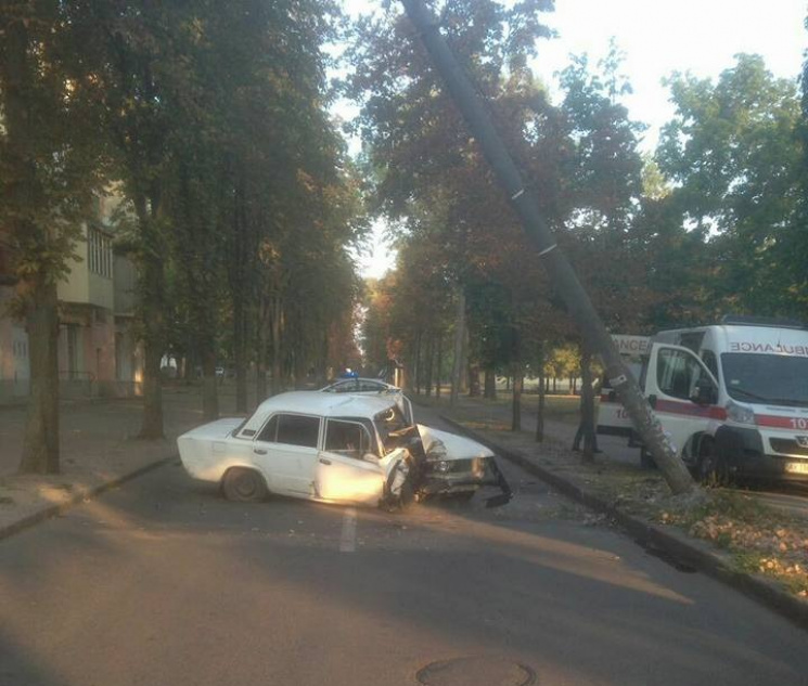 В Харькове водитель разбил авто, врезавш…