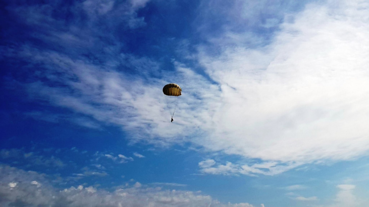 На Хмельниччині з парашутами стрибали де…