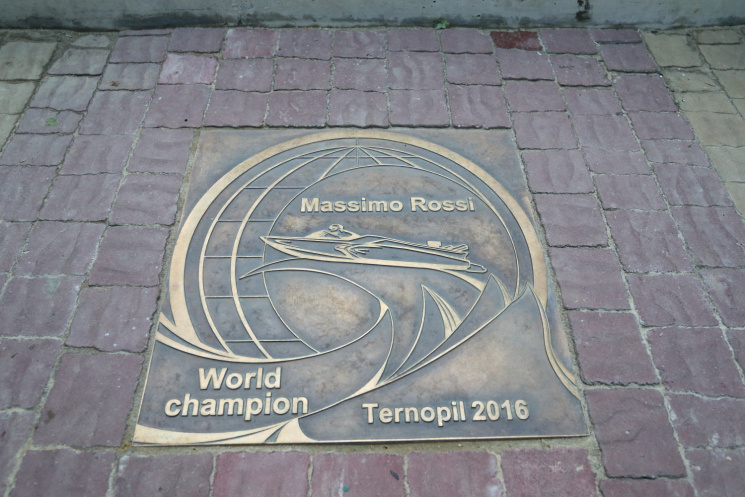 В Тернополе установили памятный знак Мас…