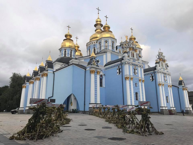 В Киеве почтили жертв Иловайской трагеди…