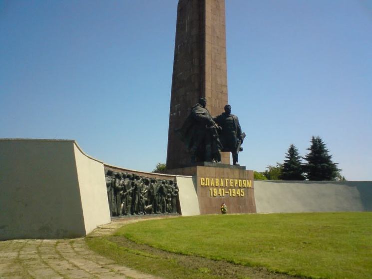 У Рівному на Пагорбі Слави хочуть масово…